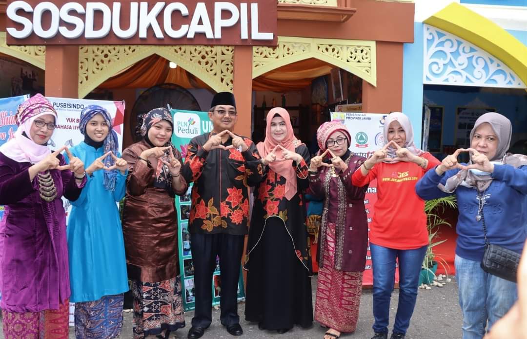 Didampingi Istri, Bupati Tinjau Stand Tanjabbar di Bazar HUT Jambi Ke-65