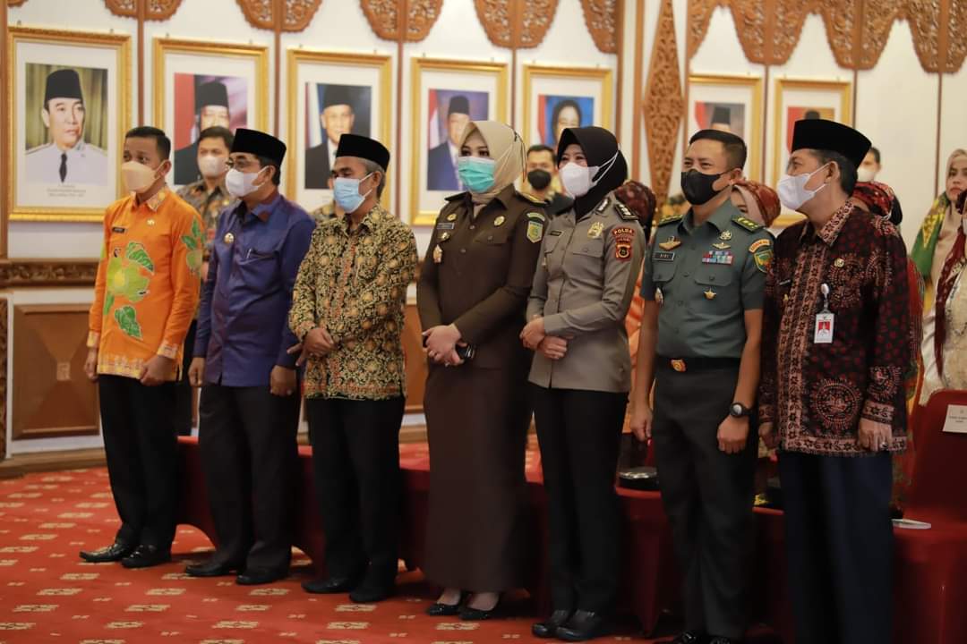 Bupati Didampingi Ketua TP-PKK Tanjabbar Hadiri Peringatan Hari Kartini Ke-143 di Jambi 