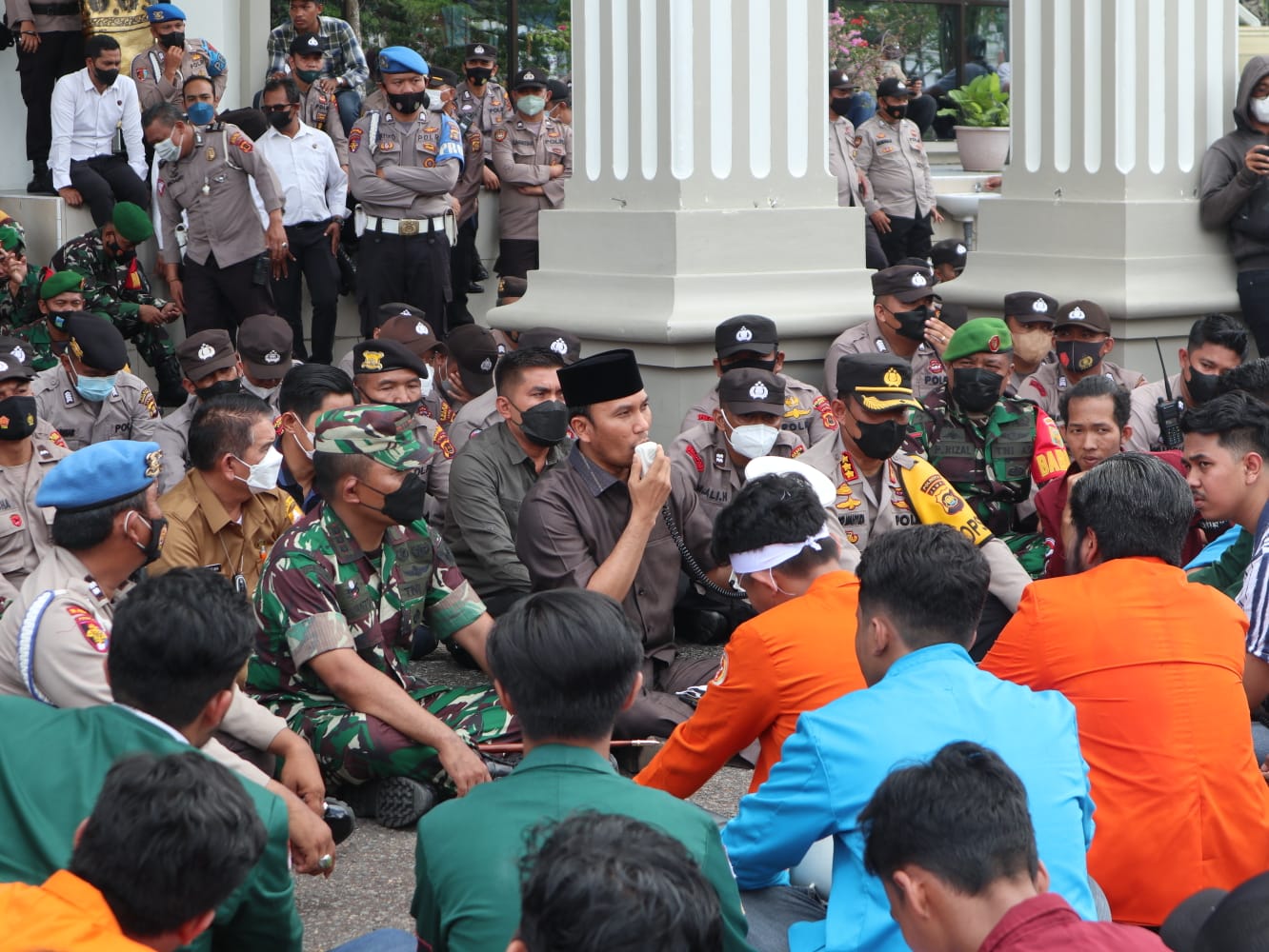 Ketua DPRD, Gubernur, Kapolda dan Danrem Ajak Demonstran Duduk Bersama Pada Aksi 11 April 2022