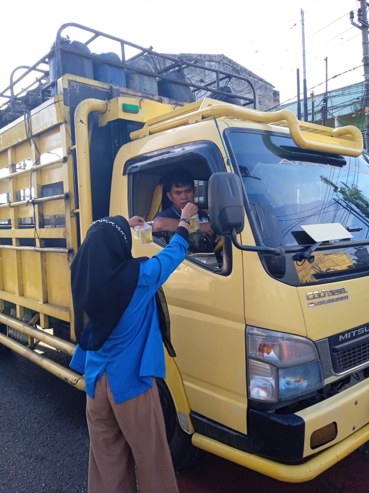 Ramadan Ceria, Mahasiswa Yang Tergabung Di FORMAJA Bagi-Bagi Takjil Ke Pengguna Jalan