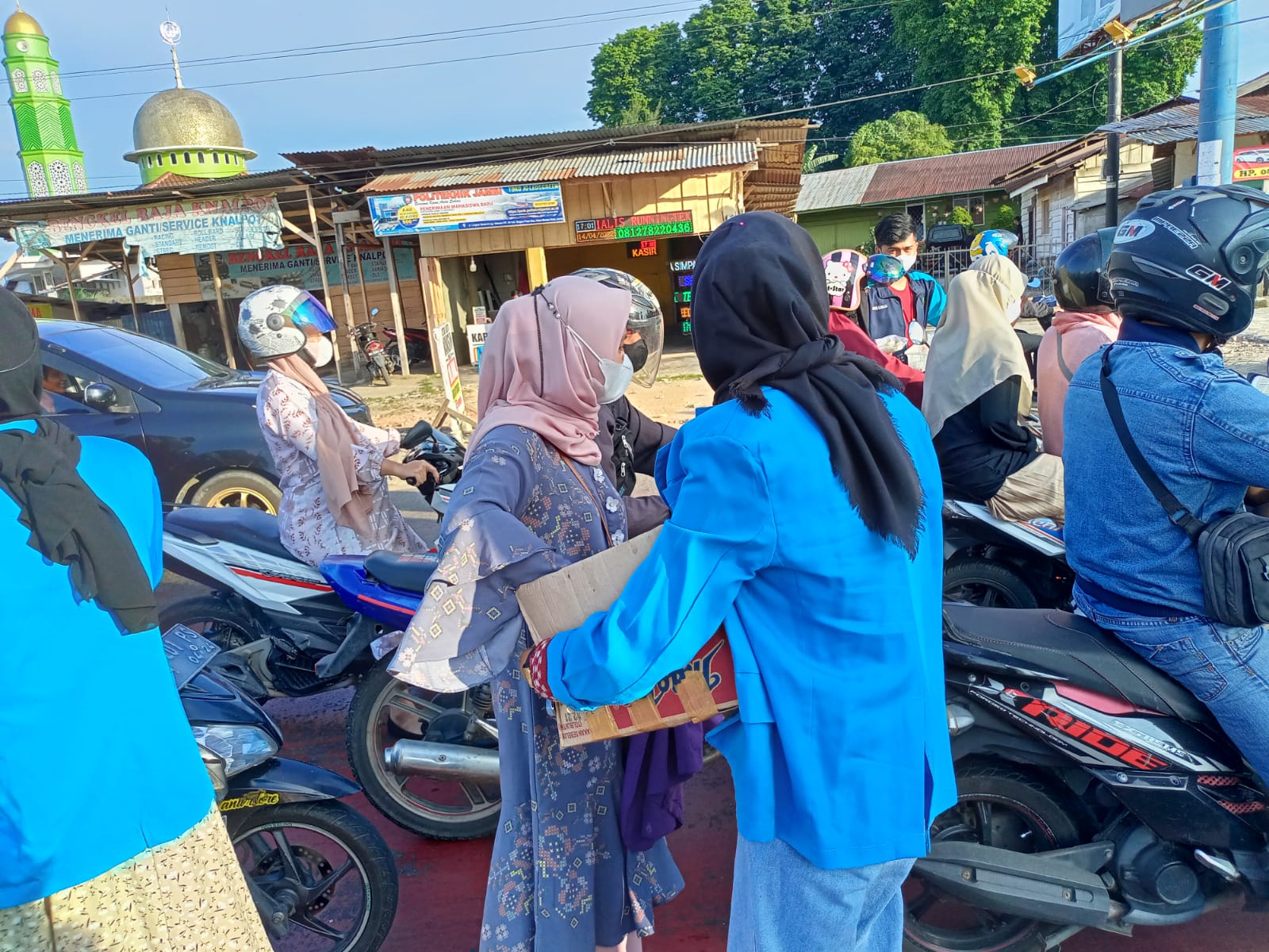 Ramadhan Berbagi, FORMAJA Bagikan 700 pcs  Takjil Dijalanan