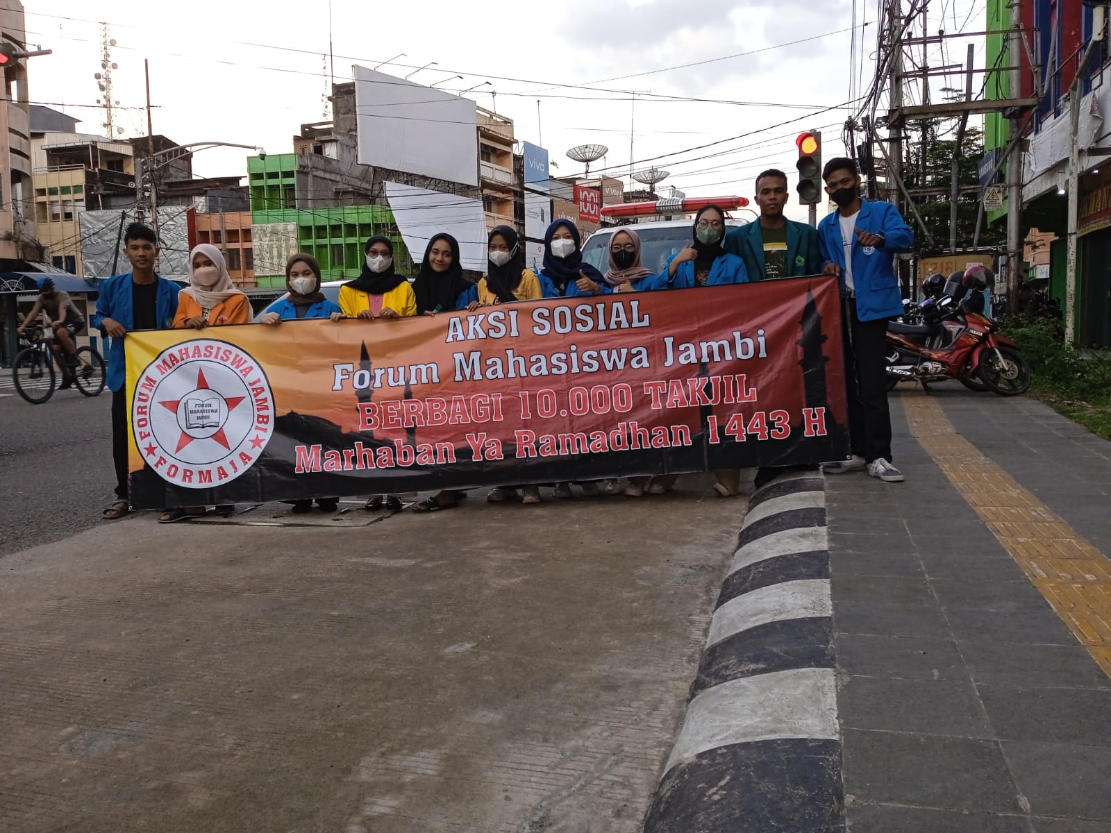 Tetap Konsisten Di Ramadhan Kareem, FORMAJA Kembali Bagikan 700 pcs Takjil Di Kawasan Pasar Jambi