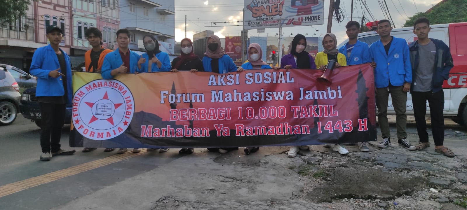 Ramadhan Berbagi, FORMAJA Bagikan Takjil Gratis Ke Pengguna Jalan Di Jelutung