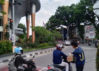 Indahnya Ramadhan, FORMAJA Bagi-bagi Takjil Buka Puasa untuk Pengendara