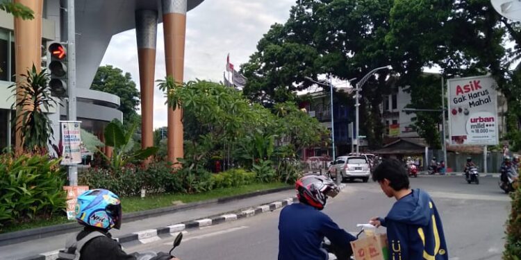 Indahnya Ramadhan, FORMAJA Bagi-bagi Takjil Buka Puasa untuk Pengendara
