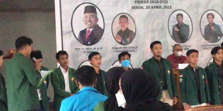 Ajip Setiawan Resmi Dilantik Sebagai Gubernur BEM Fakultas Ekonomi Universitas Batanghari Periode 2022-2023 