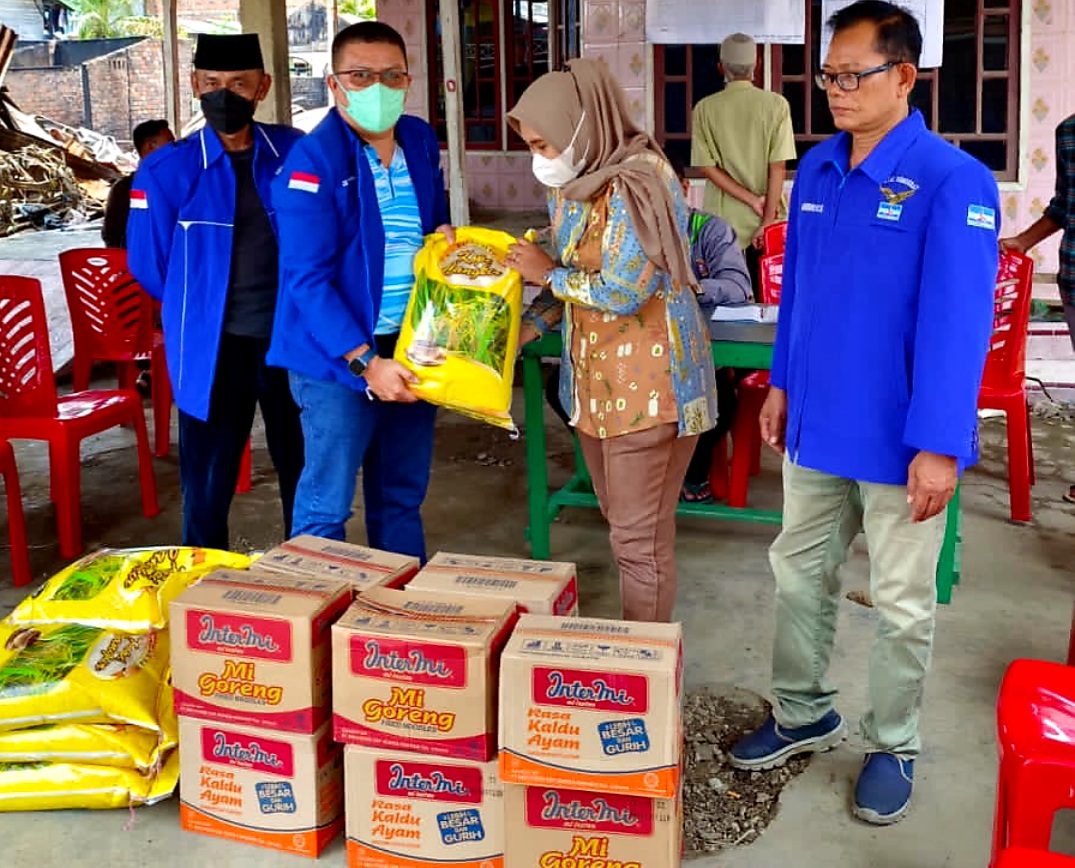 Anggota DPRD Tanjabbar Berikan Bantuan Untuk Korban Kebakaran di Tungkal Harapan