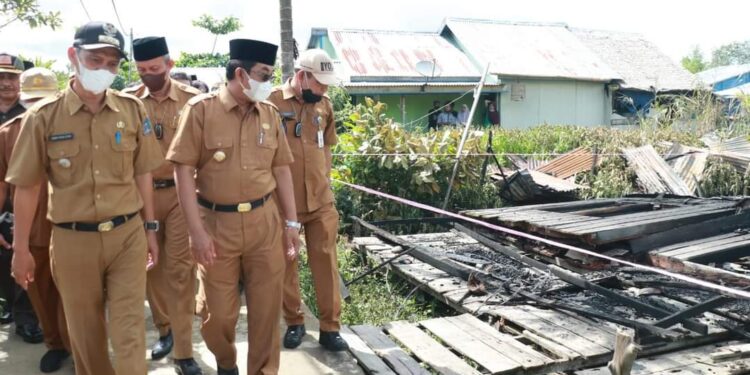 Salurkan Bantuan, Bupati Tinjau Lokasi Kebakaran Kelurahan Betara Kiri