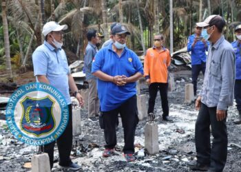 Tinjau Korban Kebakaran Senyerang, Bupati Ucapkan Bela Sungkawa dan Serahkan Bantuan 