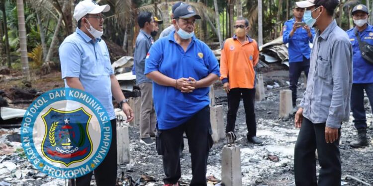 Tinjau Korban Kebakaran Senyerang, Bupati Ucapkan Bela Sungkawa dan Serahkan Bantuan 