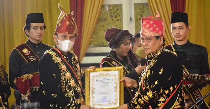 Ketua DPRD Provinsi Jambi Edi Purwanto Dianugerahi Gelar LAM Jambi “Datuk Andiko Putro Jayo Siasah Alam”