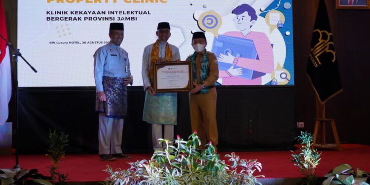 AL HARIS IMBAU UMKM DAFTARKAN MEREK PRODUK KE KEMENKUMHAM