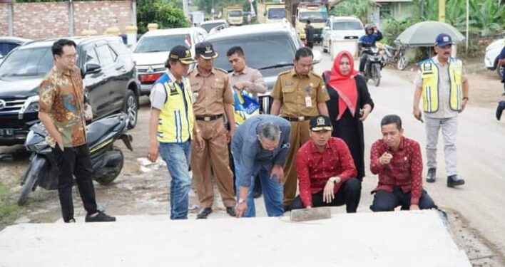 Ketua DPRD Edi Purwanto Tinjau Langsung Perbaikan Jalan Kumpeh – Suak Kandis