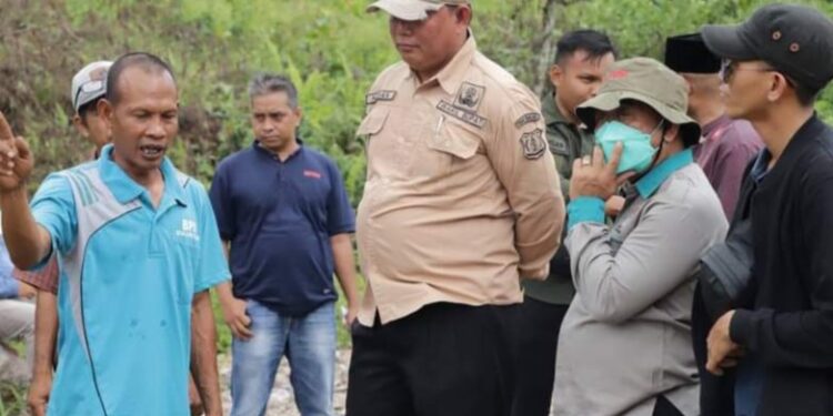 Wabup Tanjabbar Tinjau Langsung Kondisi Jembatan Putus Desa Lubuk Bernai