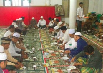 Bupati Tanjabbar Laksanakan Safari Jumat di Masjid Nurul Hasanah Kampung Nelayan 