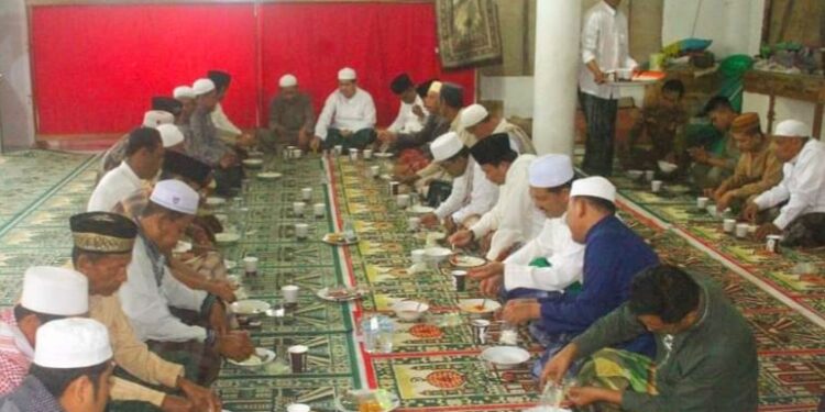 Bupati Tanjabbar Laksanakan Safari Jumat di Masjid Nurul Hasanah Kampung Nelayan 