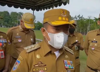 Al Haris Sematkan Pin Tolak Gratifikasi ke Kepala OPD