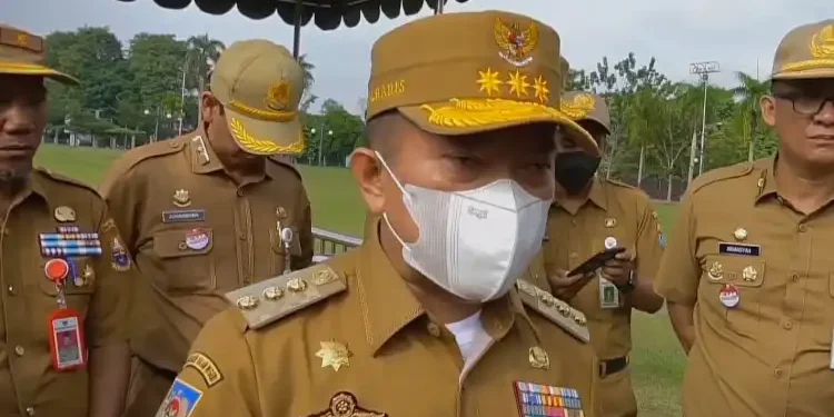 Al Haris Sematkan Pin Tolak Gratifikasi ke Kepala OPD