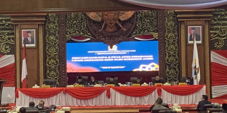 Gubernur Al Haris Sampaikan KUPA-PPAS APBD Perubahan 2022
