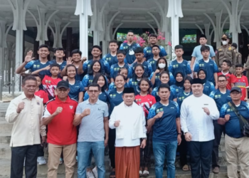 Gubernur Al Haris Lepas Atlet Bulutangkis