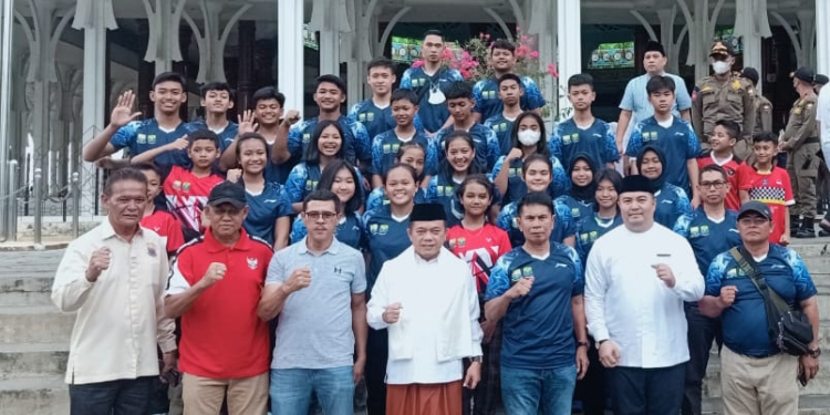 Gubernur Al Haris Lepas Atlet Bulutangkis