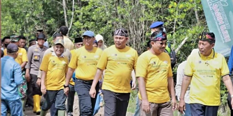 Dampingi Wagup, Bupati Hadiri Giat Penghijauan Hulu Migas Kawasan Mangrove Pangkal Babu