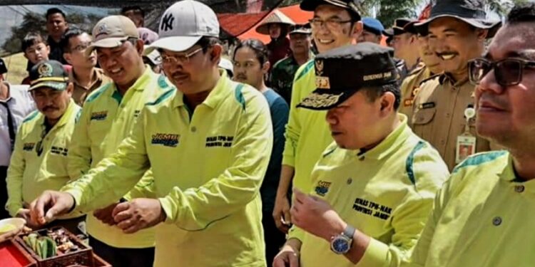 Bersama Al Haris, Anwar Sadat Panen Cabai Merah Kelompok Tani Bangun Karya Desa Lubuk Terentang