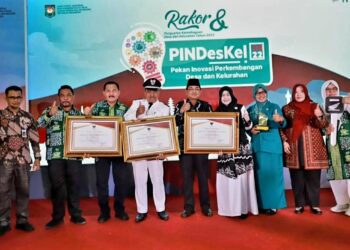 Bupati Anwar Sadat Terima Penghargaan Upakarya Wanua Nugraha