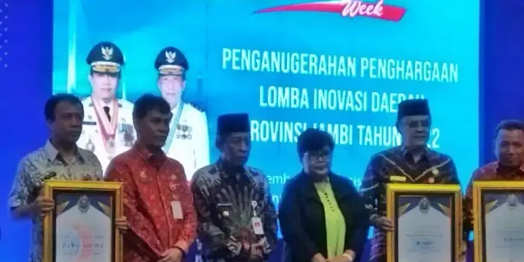 Abdullah Sani Serahkan Penghargaan Pemenang Lomba Inovasi Daerah 7 Oktober 2022