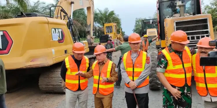 Gubernur Al Haris Buka Karya Bakti TNI Korem 042/Gapu 2022, Pembangunan Jalan Simpang Karmio-Kilangan
