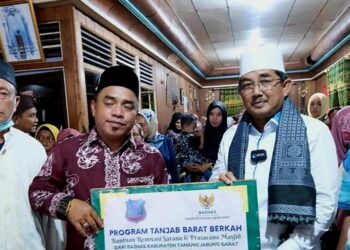 Silaturahmi ke Desa Sungai Dualap, Anwar Sadat Serahkan Bantuan