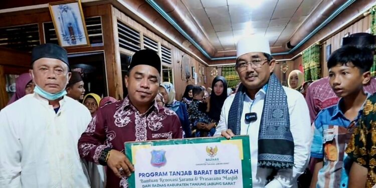 Silaturahmi ke Desa Sungai Dualap, Anwar Sadat Serahkan Bantuan