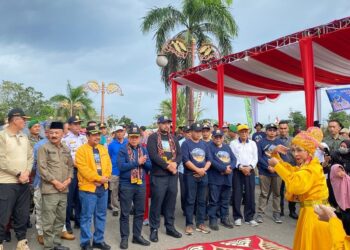 Gubernur, Wakil Ketua DPRD Jambi dan Pejabat Bupati Sarolangun membuka Milir Berakit YSSB