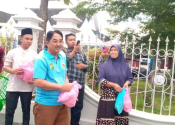 Anwar Sadat Bagikan 1000 Paket Sembako ke Warga Kualatungkal 
