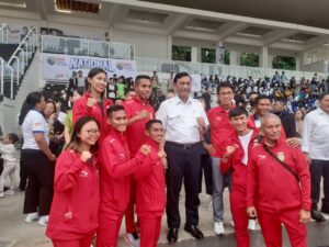 Violine Intan Puspita berfoto bersama Ketua PB PASI 