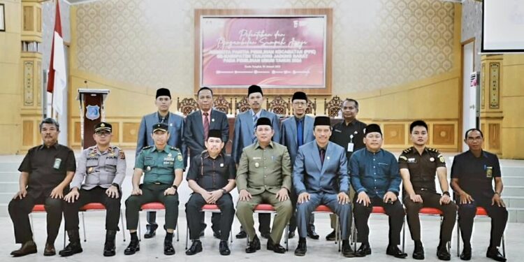 Ketua DPRD Tanjabbar Hadiri Pelantikan 65 Anggota Panitia Pengawas Kecamatan