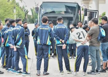 Anwar Sadat Lepas Tim Sepak Bola Tanjabbar Dalam Rangka Mengikuti Gubernur Cup Tahun 2023