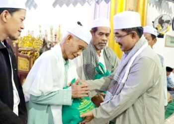 Laksanakan Safari Subuh di Masjid Nurul Iman, Anwar Sadat Salurkan Bantuan Baznas