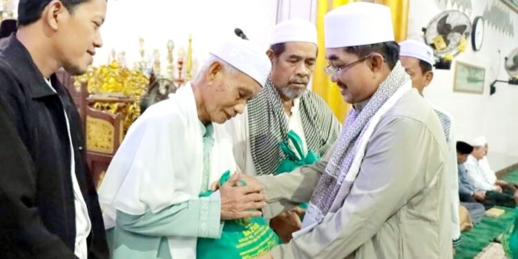 Laksanakan Safari Subuh di Masjid Nurul Iman, Anwar Sadat Salurkan Bantuan Baznas