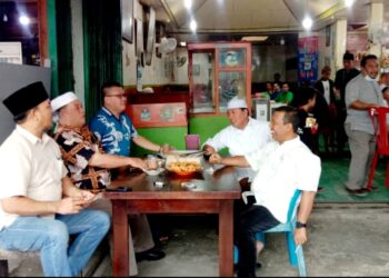 Ngopi Santai di Warkop H. Mail, Romi dan Hairan Terlihat Akrab 