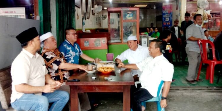 Ngopi Santai di Warkop H. Mail, Romi dan Hairan Terlihat Akrab 
