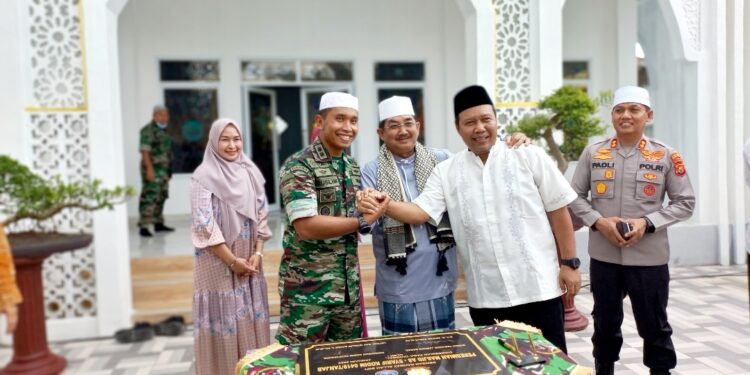 Didampingi Dandim Bupati Tanjabbar Resmikan Masjid As-Syarif Kodim 0419/Tanjab