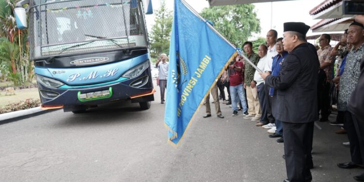 Al Haris Lepas Kontingen PWI Jambi Ke HPN 2023 di Medan