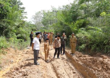 Kunker Ke Mandiangin Timur, Edi Purwanto Tinjau Pengerasan Jalan Dan Tampung Aspirasi Guru Di SMA 11 Sarolangun