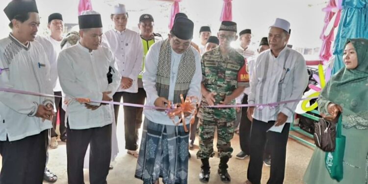 Hadiri Pengajian Akbar Safari Jumat Desa Tanah Tumbuh, Anwar Sadat Berikan Bantuan