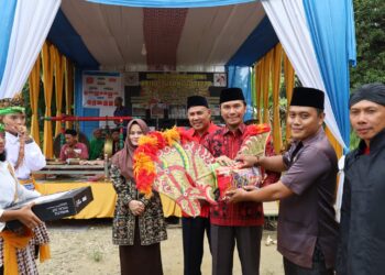 Kunjungi Paguyuban Krida Turonggo Seto dan Wahyu Budoyo, Ketua DPRD Edi Purwanto Berikan Satu Set Alat Musik Kesenian