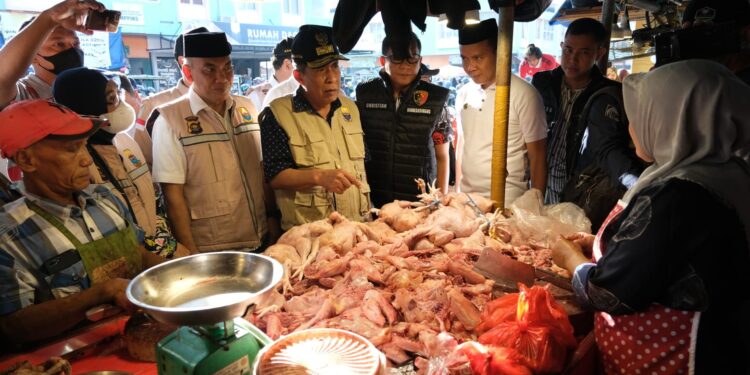 Jelang Ramadhan 1444 H, Wakil Gubernur Abdullah Sani Cek Ketersediaan Pangan Di Pasar Angsoduo