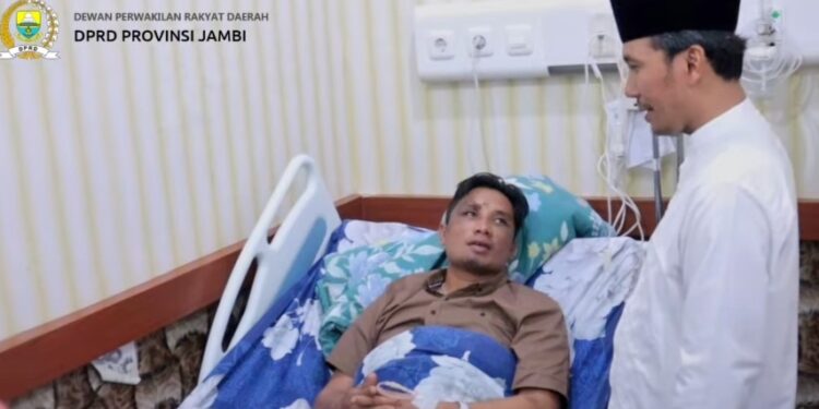 Ketua DPRD Provinsi Besuk Korban Kecelekaan Helikopter di RS Bhayangkara Jambi