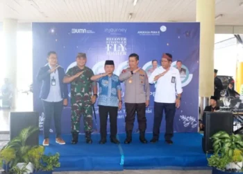 Gubernur AL Haris, Bersama Kapolda dan Danrem Sambut Penumpang Pesawat Pertama Tiba di Jambi