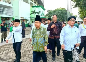 Gagah! Gubernur Al Haris Jalan Kaki Hadiri Puncak Satu Abad Nahdatul Ulama